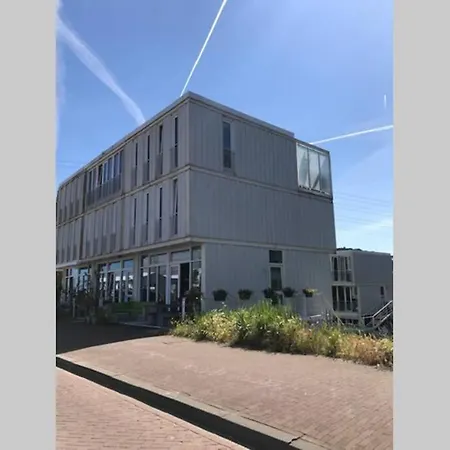 Large And Cosy House On The Water: Free Parking