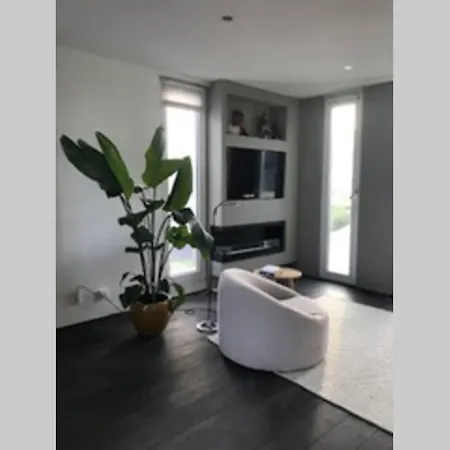 Semesterbostad Large And Cosy House On The Water: Free Parking