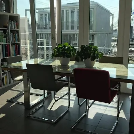 Large And Cosy House On The Water: Free Parking