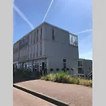Large And Cosy House On The Water: Free Parking