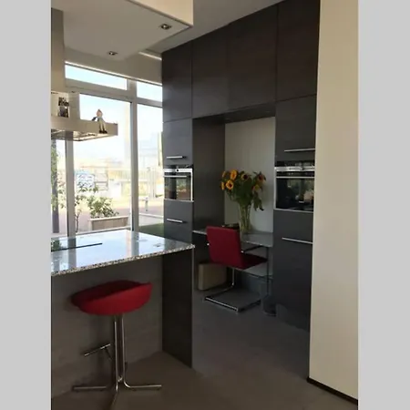 Large And Cosy House On The Water: Free Parking *