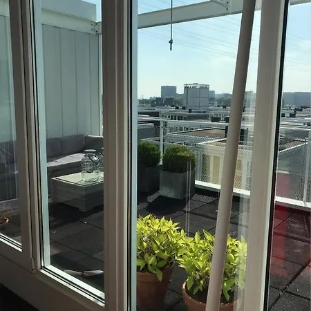 Large And Cosy House On The Water: Free Parking *