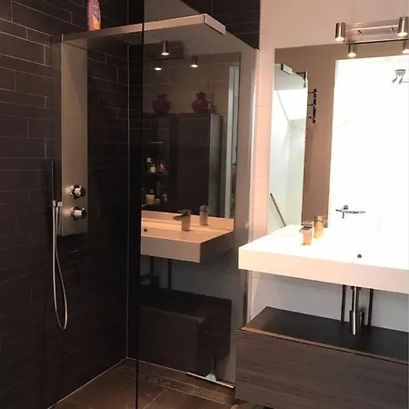 Large And Cosy House On The Water: Free Parking