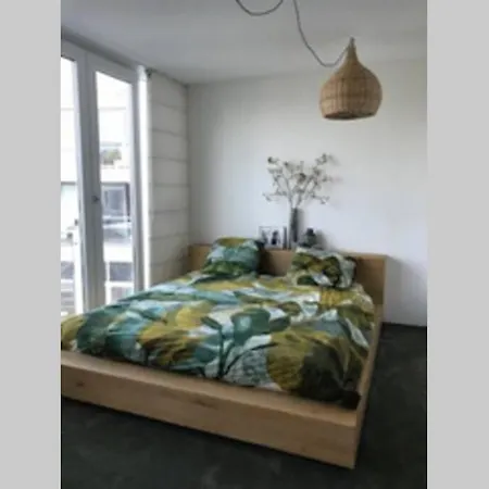 Large And Cosy House On The Water: Free Parking *