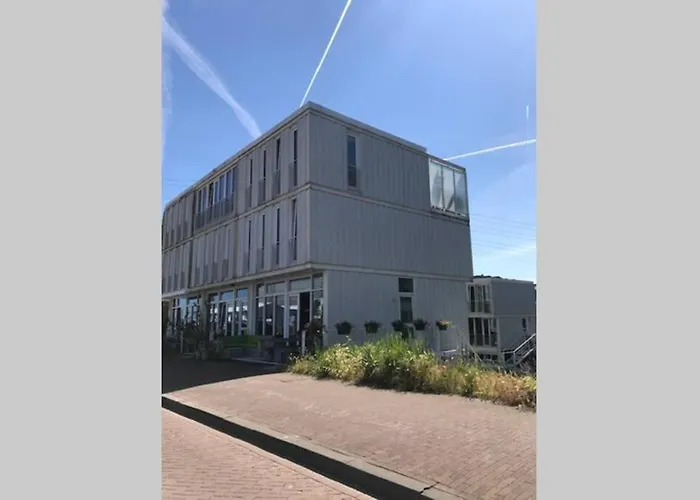 Large And Cosy House On The Water: Free Parking