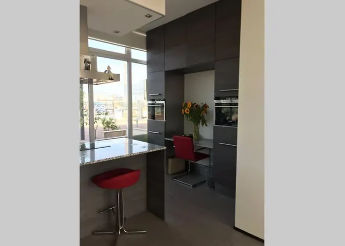 Large And Cosy House On The Water: Free Parking *