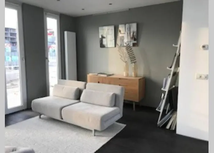 Large And Cosy House On The Water: Free Parking *