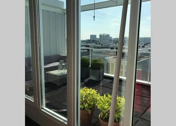 Large And Cosy House On The Water: Free Parking *