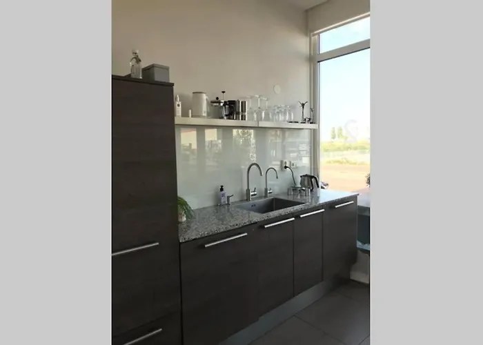 Дом отдыха Large And Cosy House On The Water: Free Parking