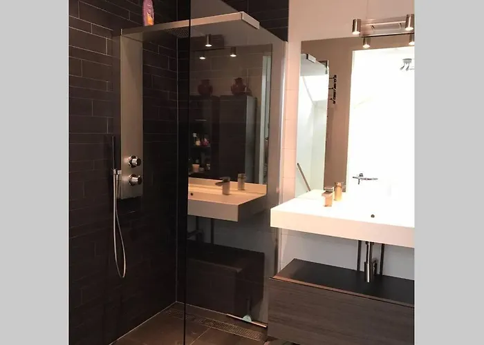 Large And Cosy House On The Water: Free Parking