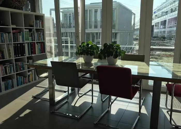 Large And Cosy House On The Water: Free Parking