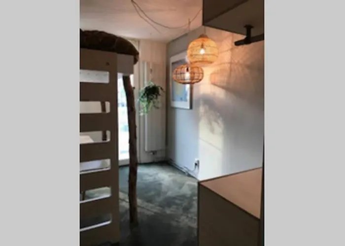 Large And Cosy House On The Water: Free Parking *