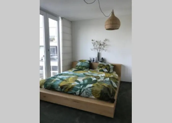 Large And Cosy House On The Water: Free Parking *